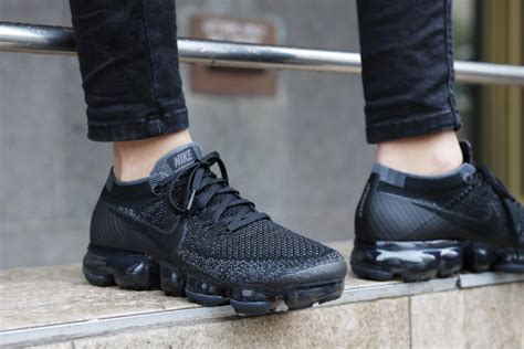 vapormax triple black women's